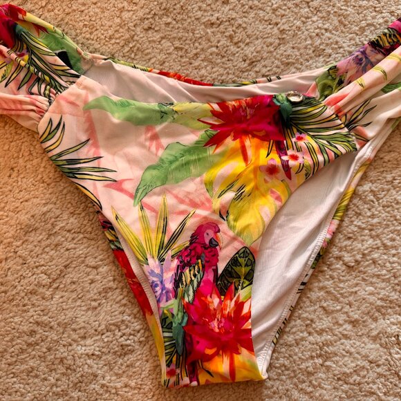 Bikini - Picture 3 of 12